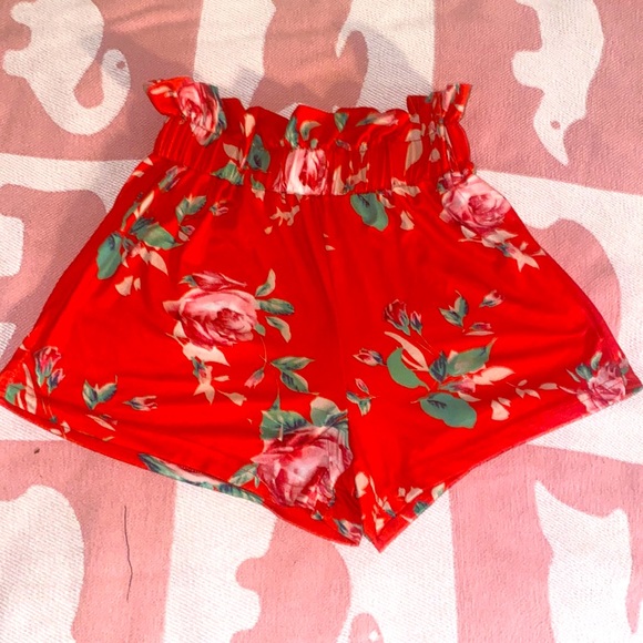 2 Flirty feminine high waisted shorts (small) - Picture 3 of 4